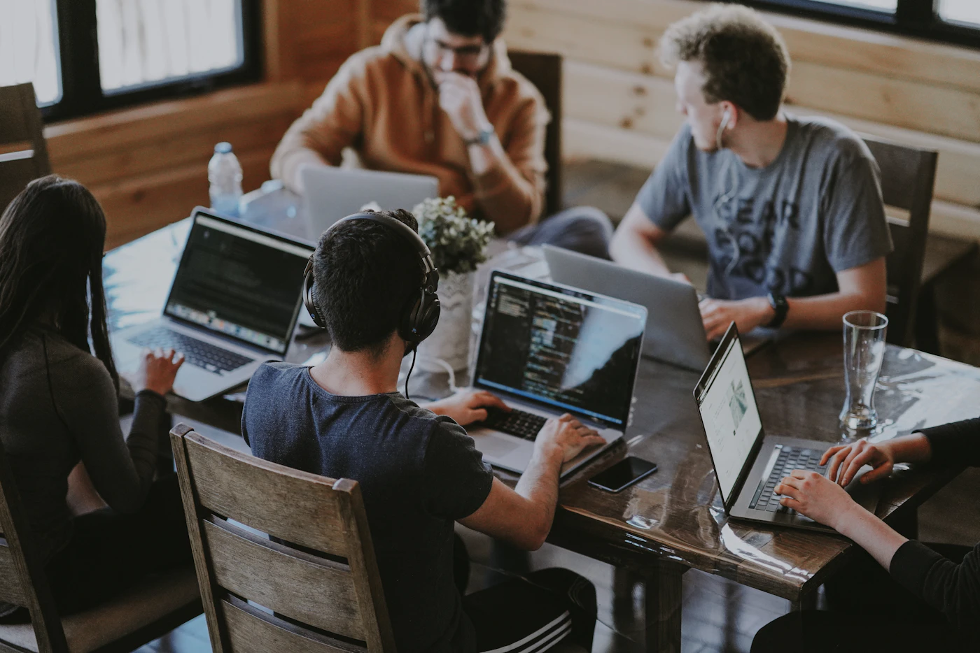 Redaktionsteam bespricht Analysen zu digitaler Bildung