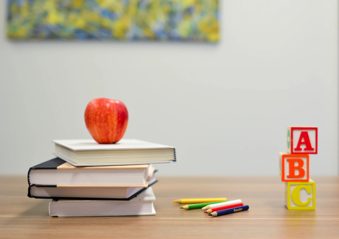 Schülerinnen und Schüler arbeiten mit digitalen Endgeräten